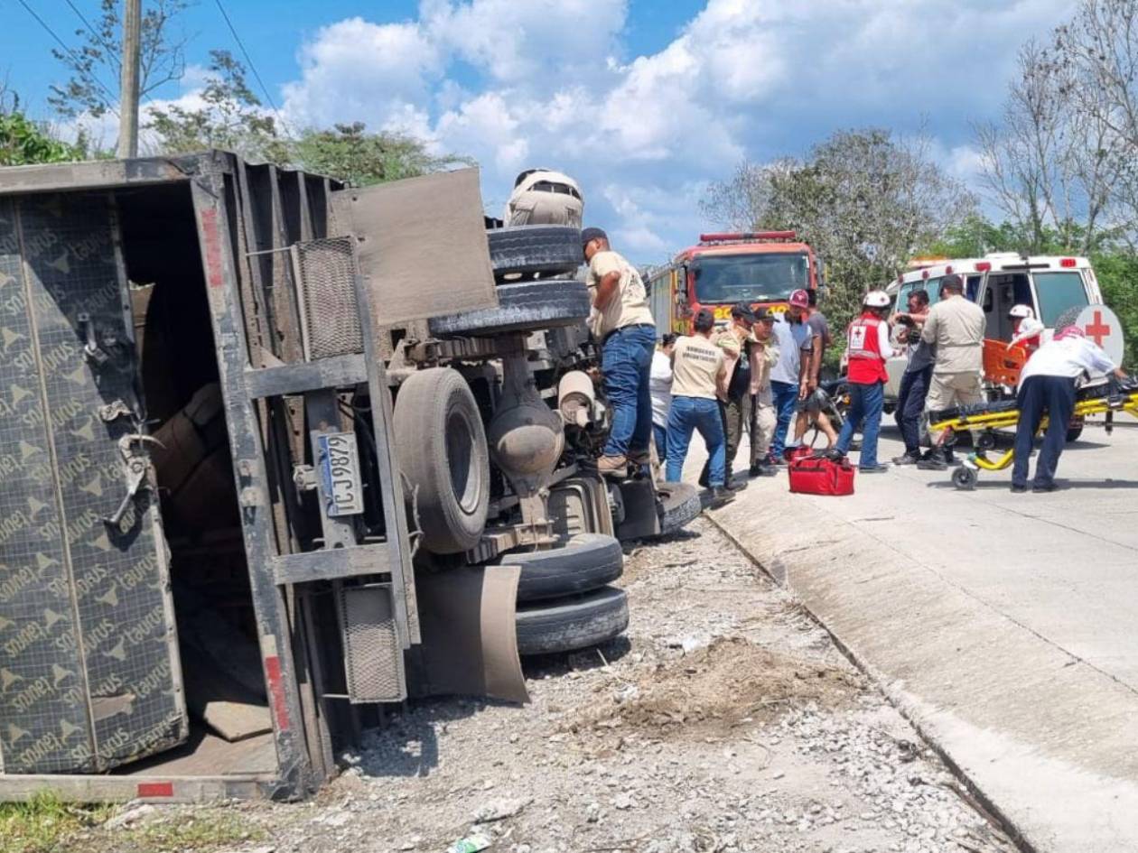 Dos heridos deja volcamiento de camión en Santa Bárbara