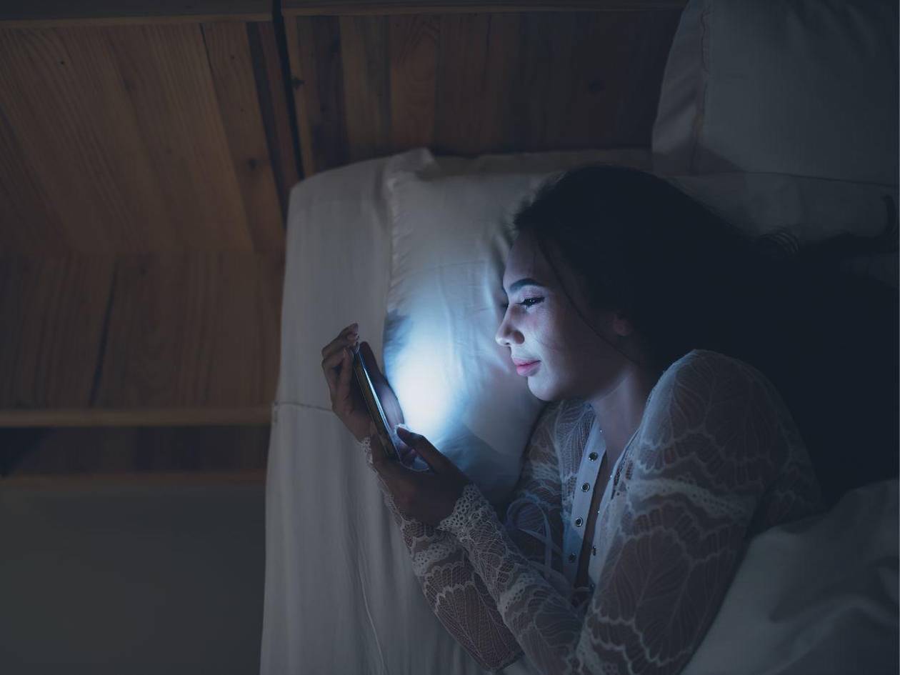 Una hora de pantallas después de acostarse dispara el riesgo de insomnio un 59%