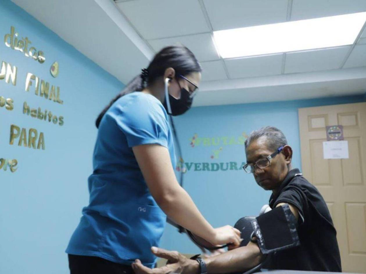 ¿Qué servicios gratuitos ofrecen las clínicas municipales en Tegucigalpa?