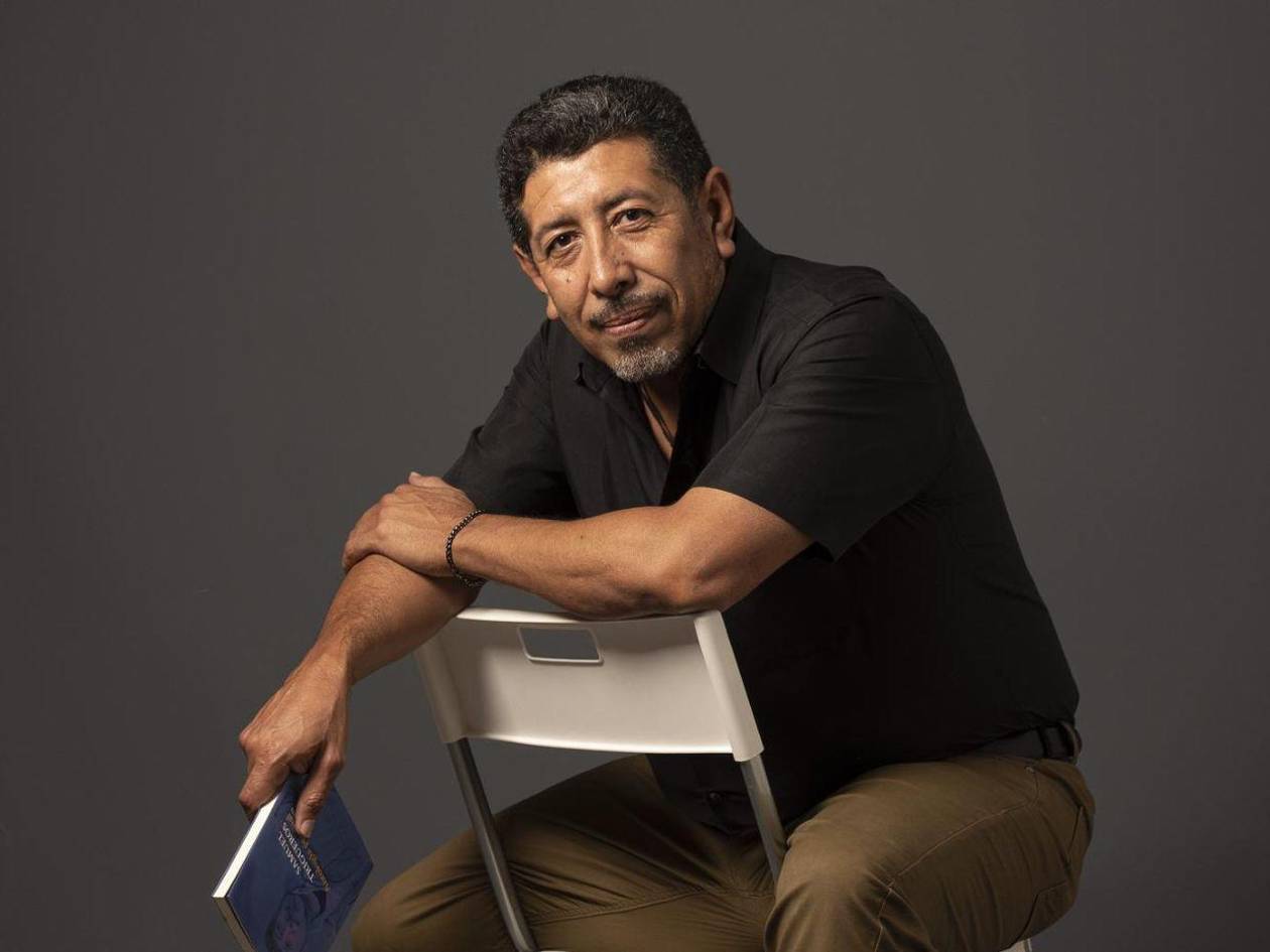 Un hondureño va por las aceras de Zaragoza