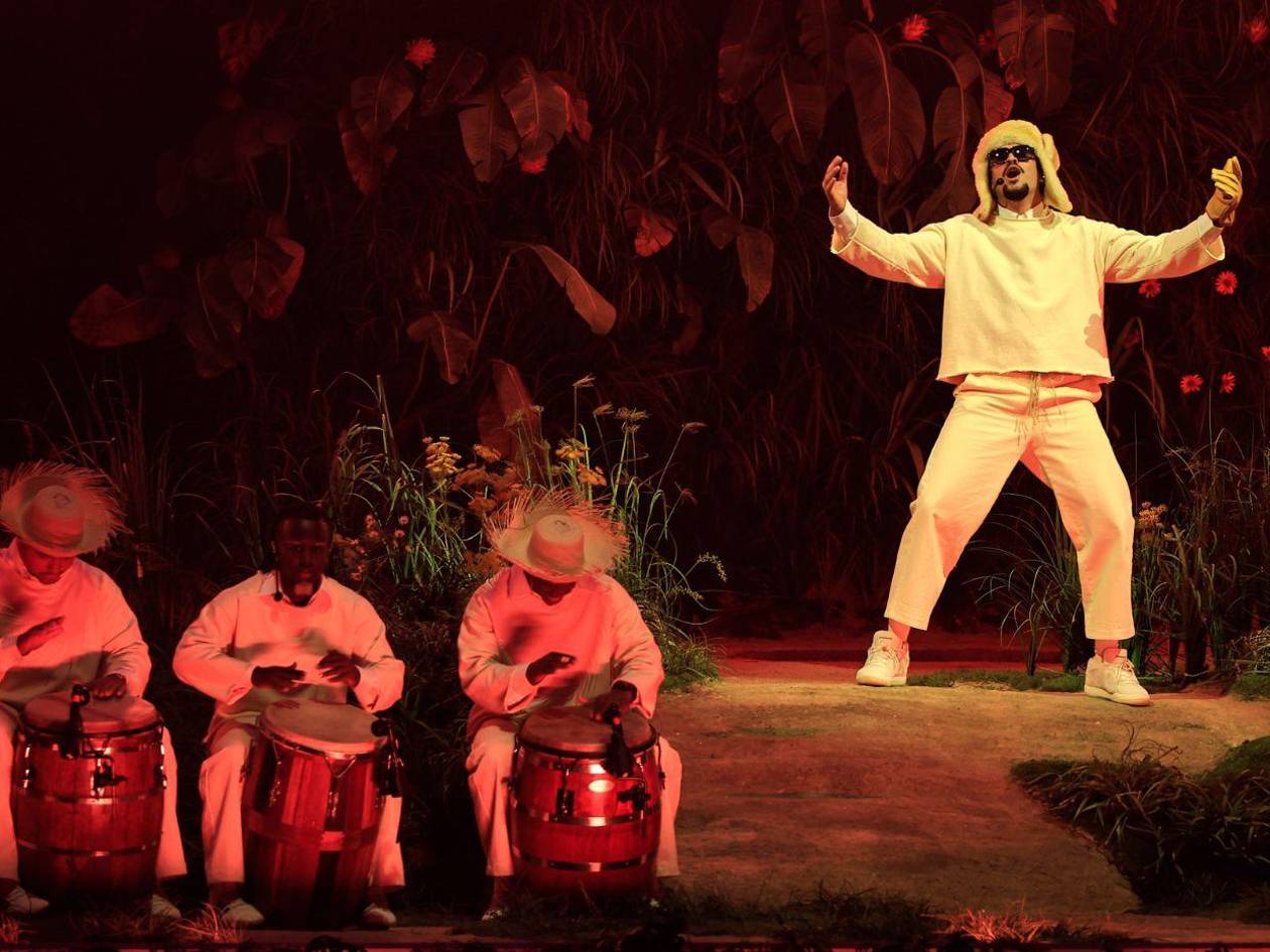 Bad Bunny sufre lesión en pleno show de su residencia en Puerto Rico