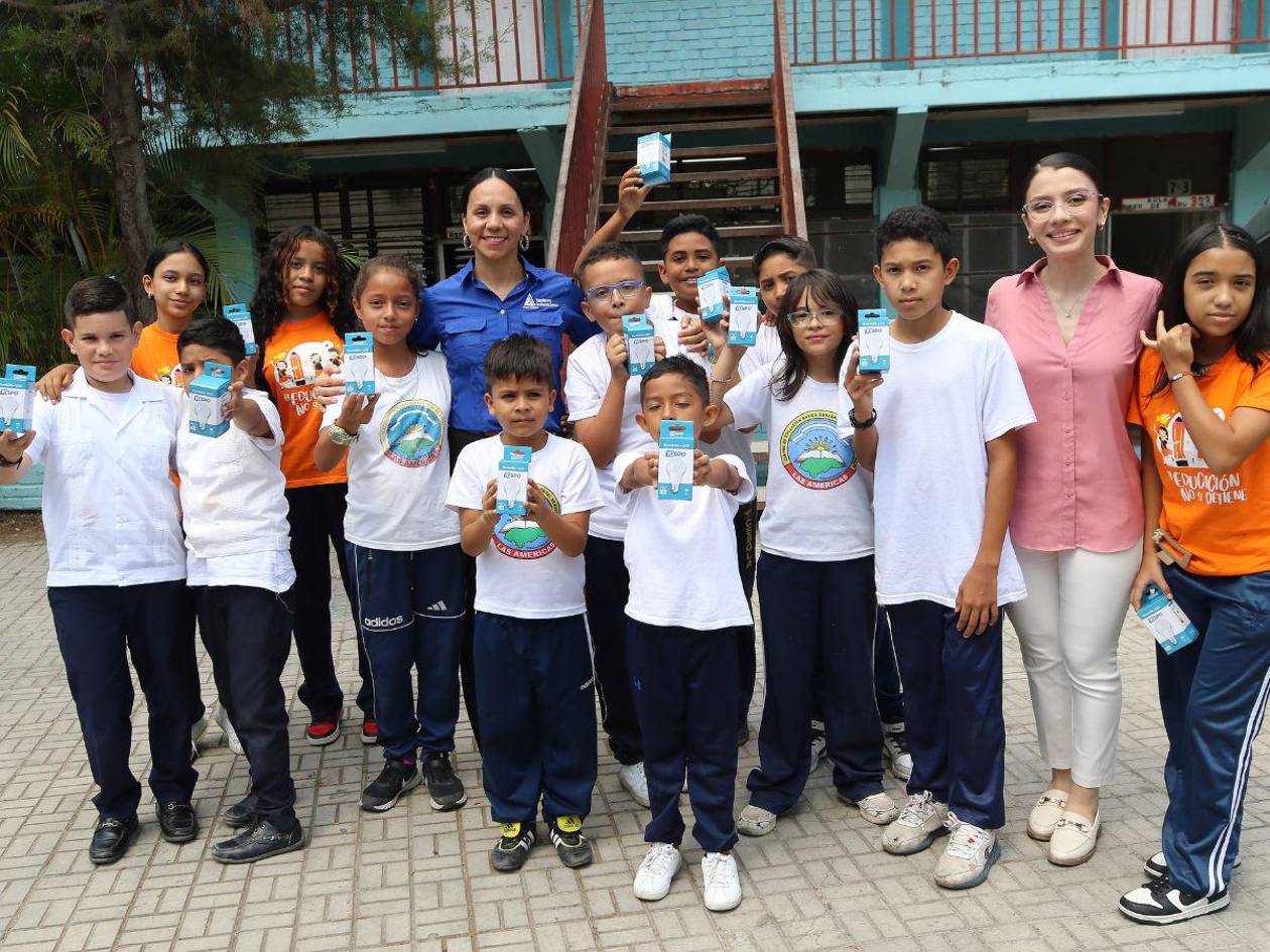 Niños de los comités ambientales aprenden sobre el ahorro de energía