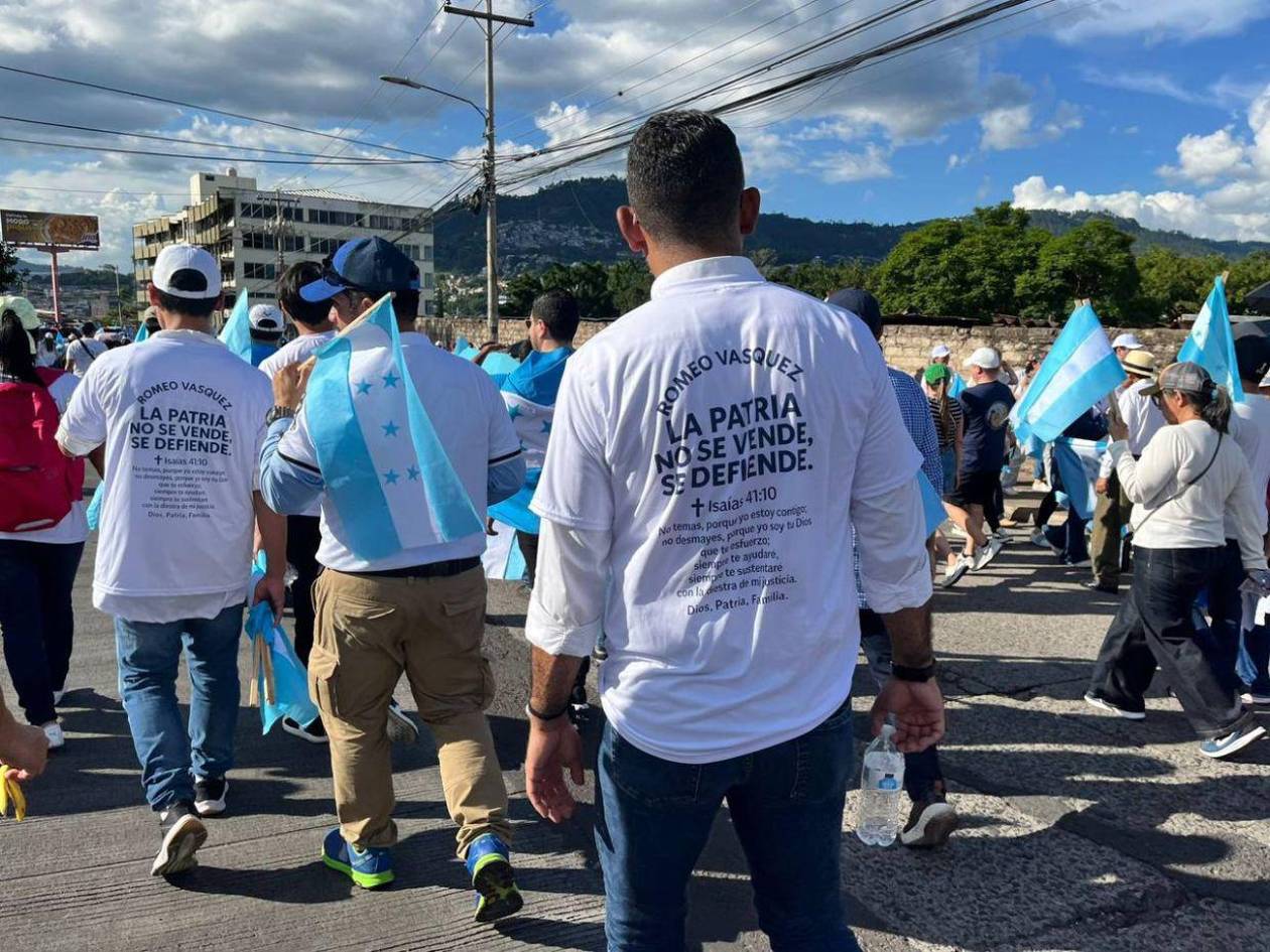 Familia de Romeo Vásquez se solidariza con el general en la caminata de las iglesias