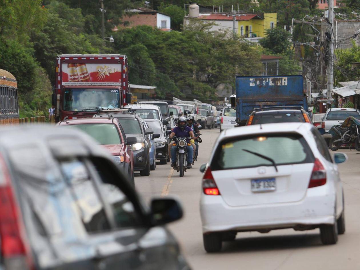 Conductores gastan el doble de combustible debido al infernal tráfico de la capital