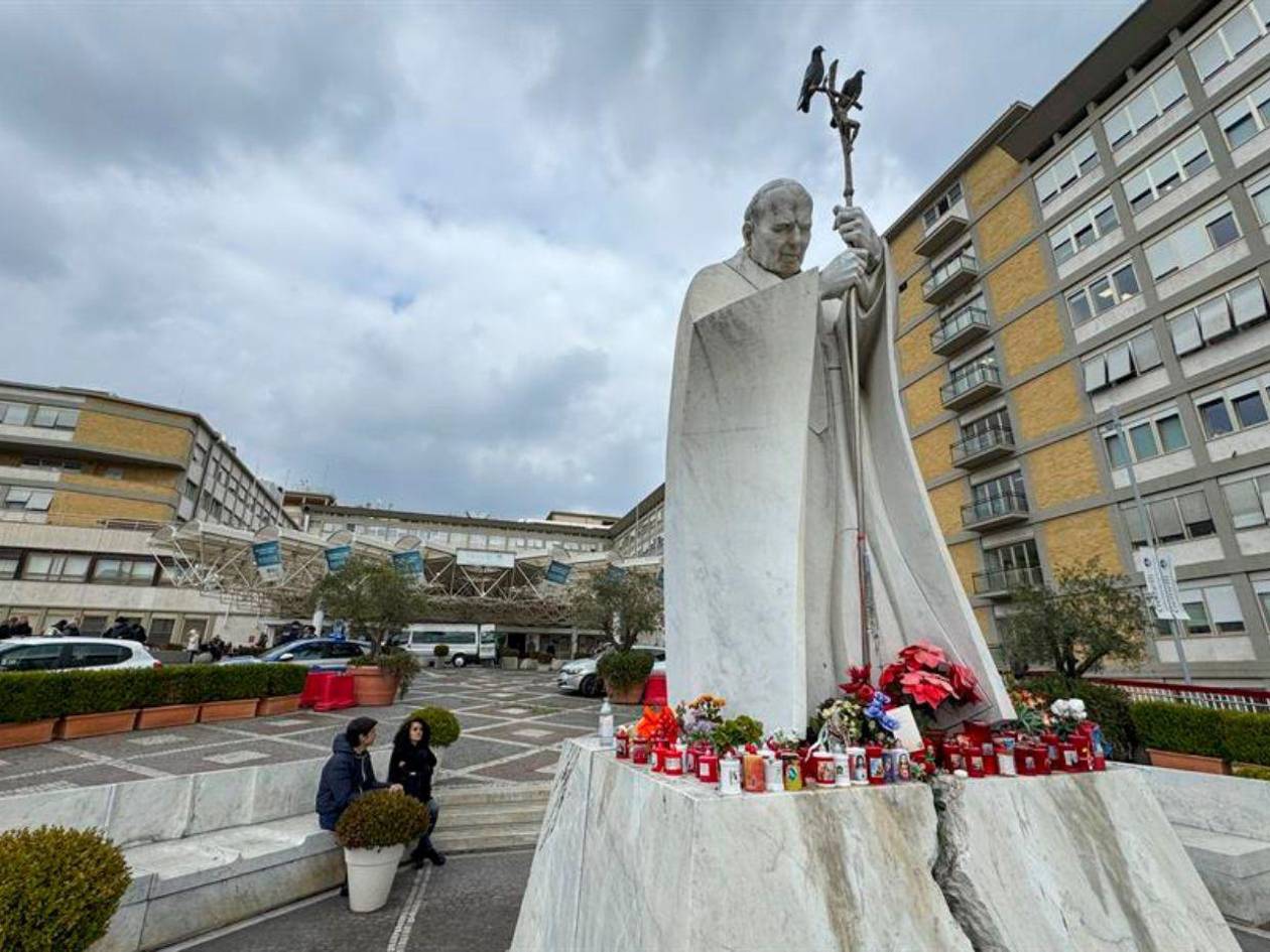 El papa pasó una noche tranquila y se mantiene estable