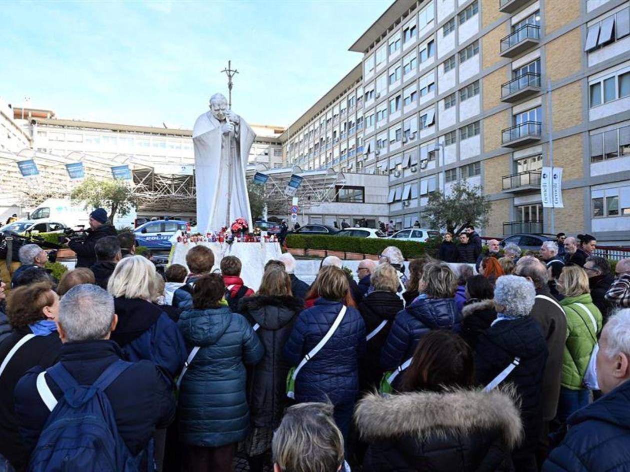 El papa desayunó y se encuentra descansando mientras espera el TAC