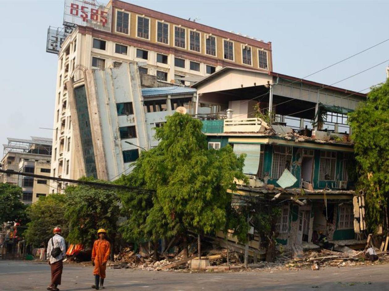 Llevamos más gente al cementerio que al hospital: rescatistas en Myanmar