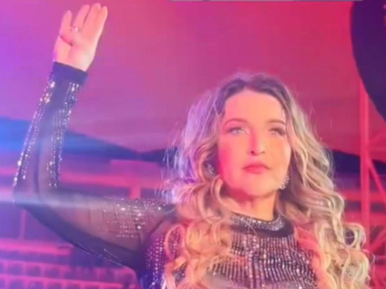 Alicia Villarreal pide auxilio en concierto por supuesta agresión de su esposo