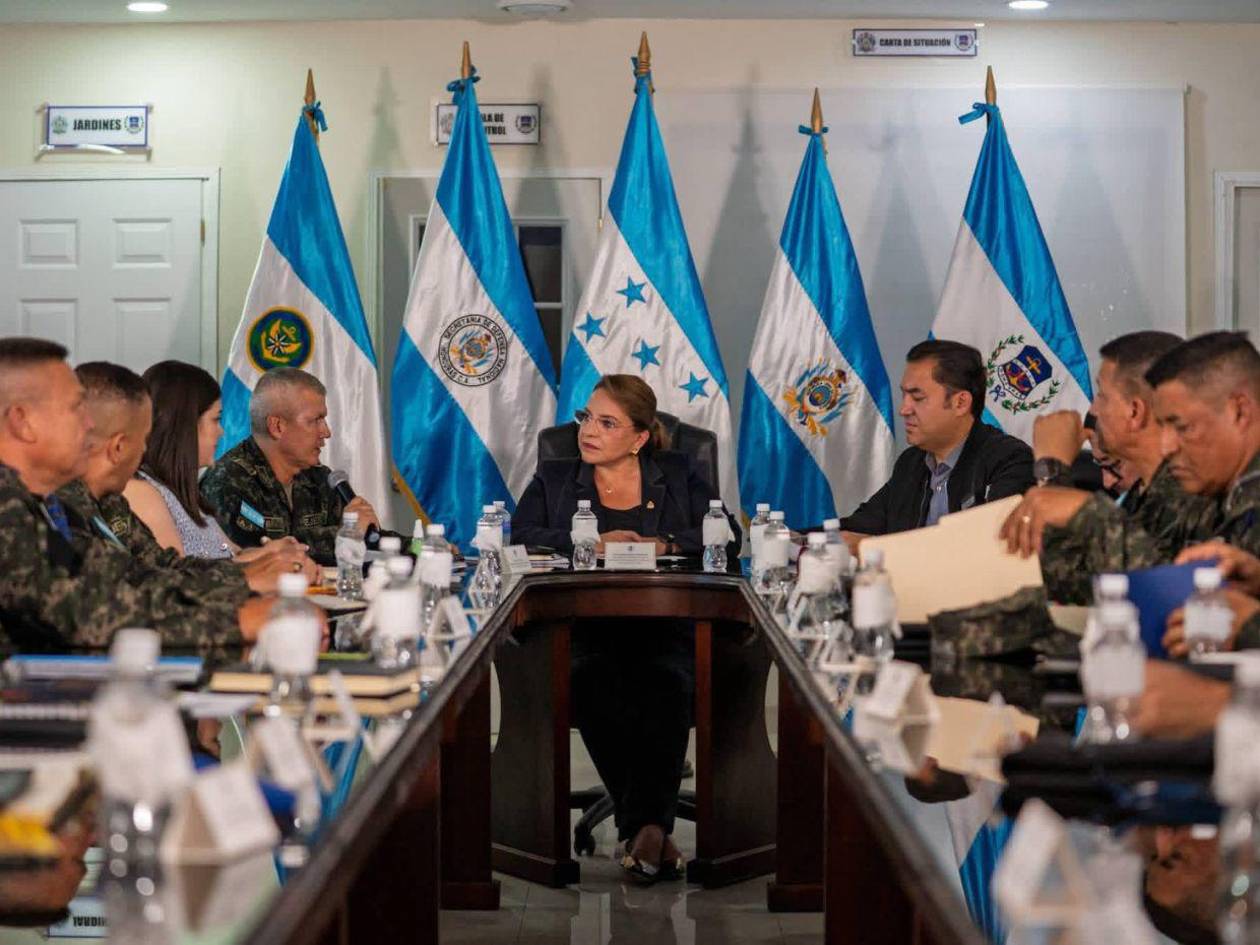 Presidenta y la cúpula militar revisan avances en seguridad y coordinación de elecciones