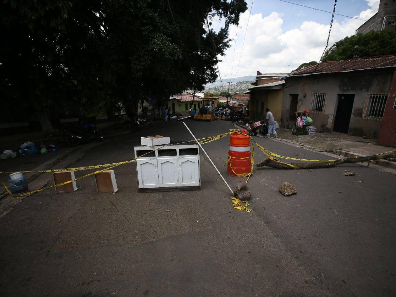 Habilitan el paso en la calle principal del barrio Casamata, tras registrar un hundimiento