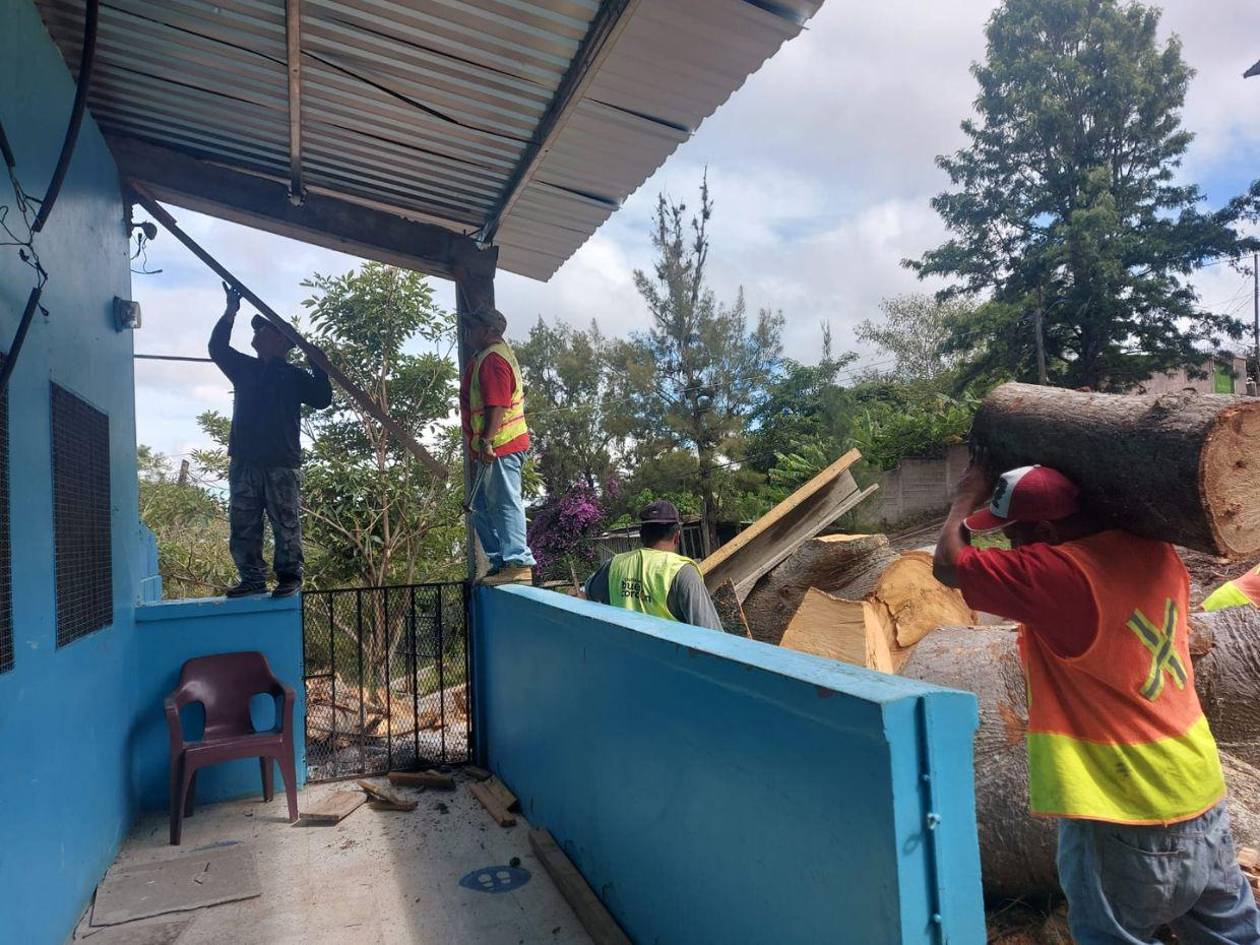 Centro de salud de Villa Vieja podría reabrir el 1 de agosto tras caída de árbol