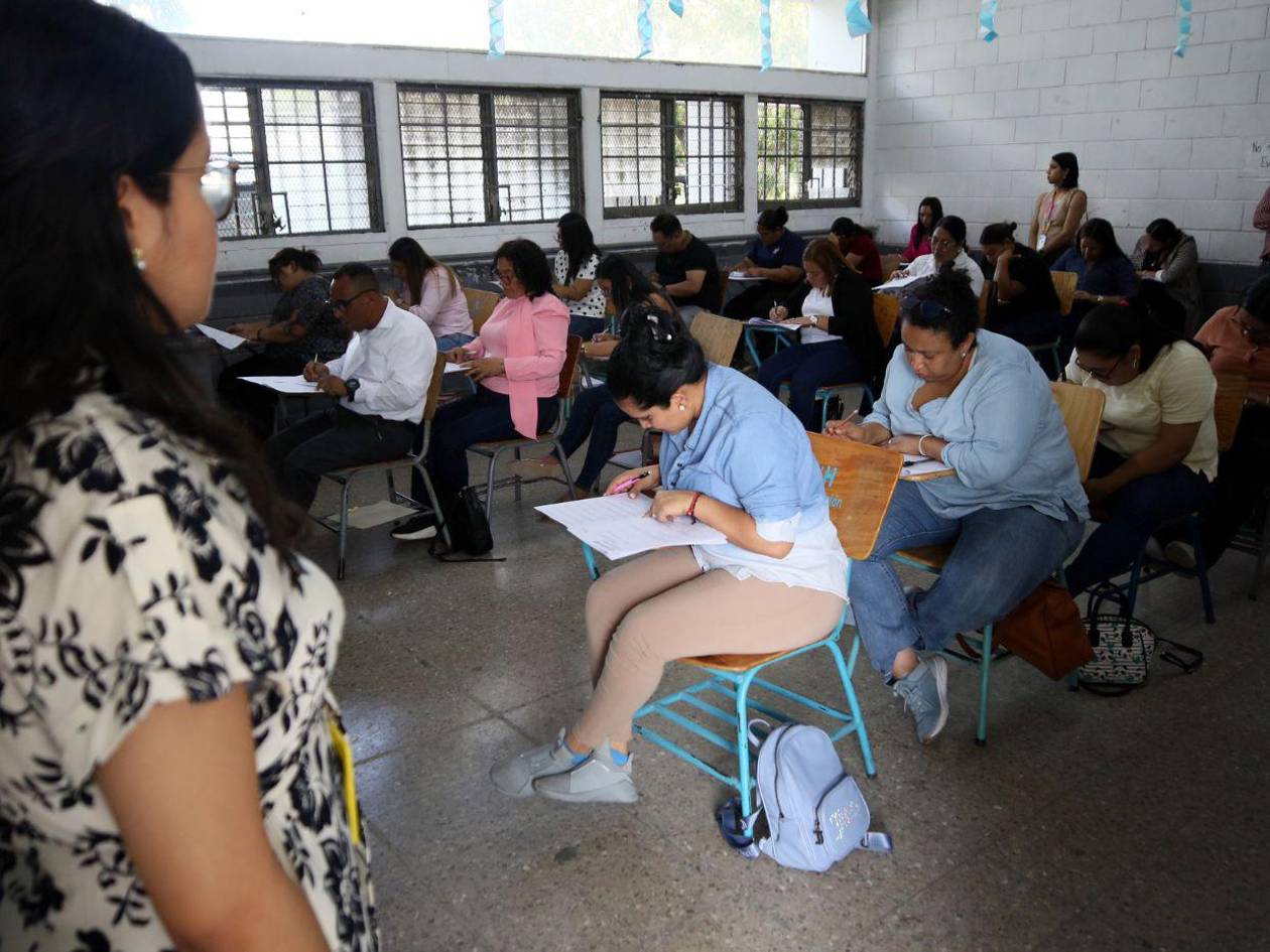 Más de 16,000 profesores aprueban concurso, pero con notas entre 75% y 85%