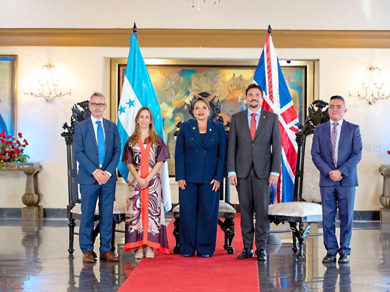Xiomara Castro recibe cartas credenciales de cuatro nuevos embajadores