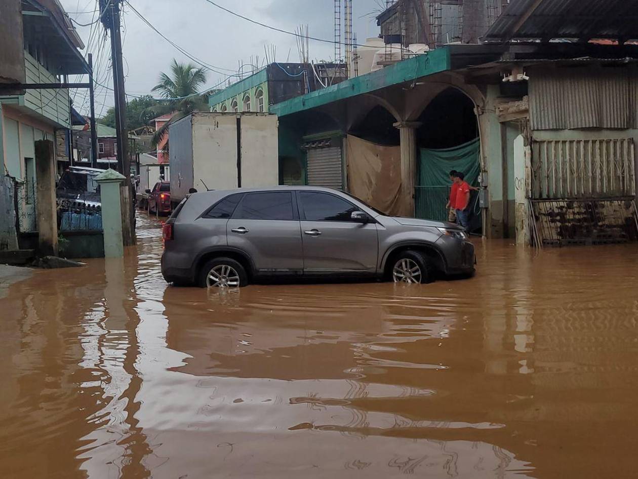 VIDEOS: Calles inundadas dejan fuertes lluvias en Islas de la Bahía y Atlántida por Sara