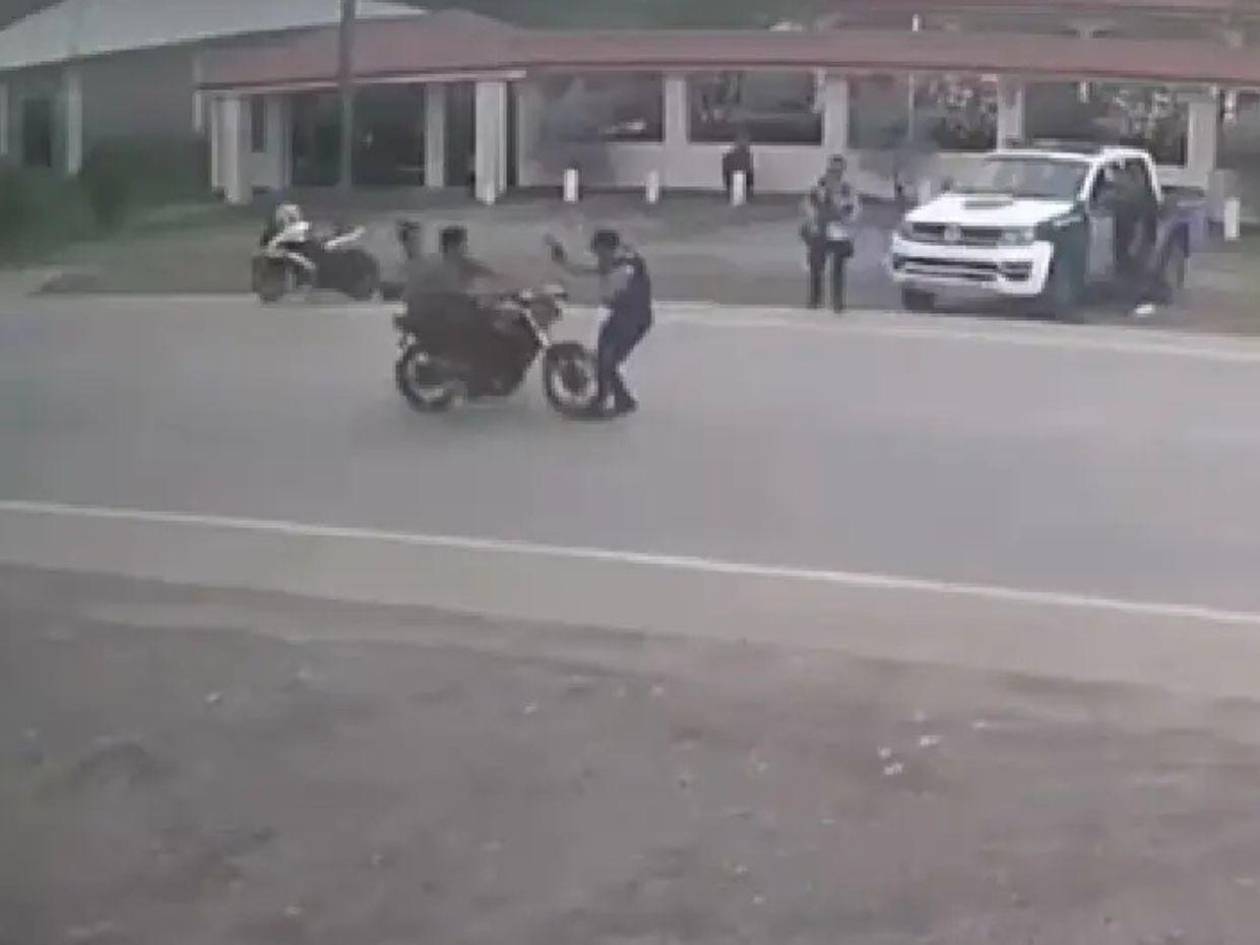 Adolescente atropella a agente policial durante operativo vial en Santa Bárbara