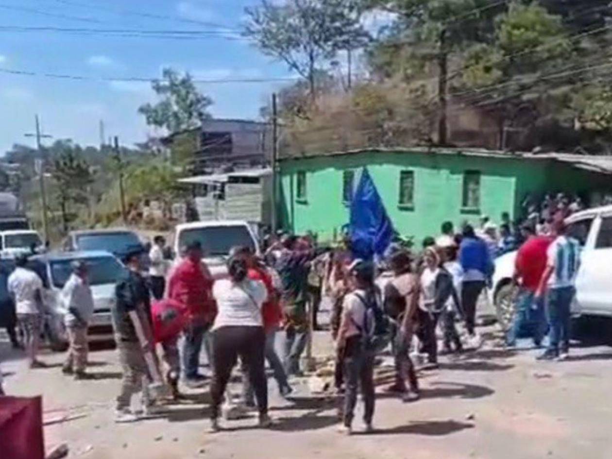 Protesta en Villa Vieja: pobladores bloquean carretera a Danlí por retraso en entrega de maletas electorales