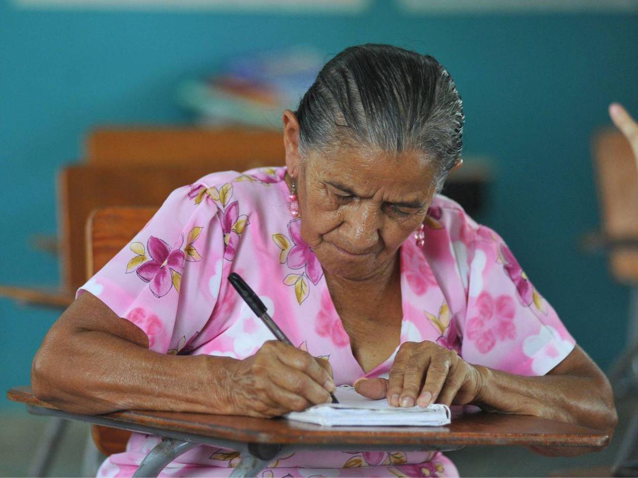Mil abuelitos mayores 90 años aprendieron a leer y escribir en Honduras