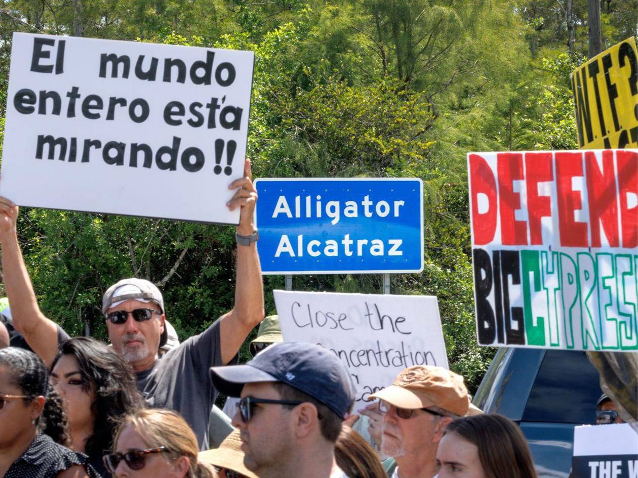 Familias comparten historias y piden cerrar 'Alligator Alcatraz': es una jaula de perros