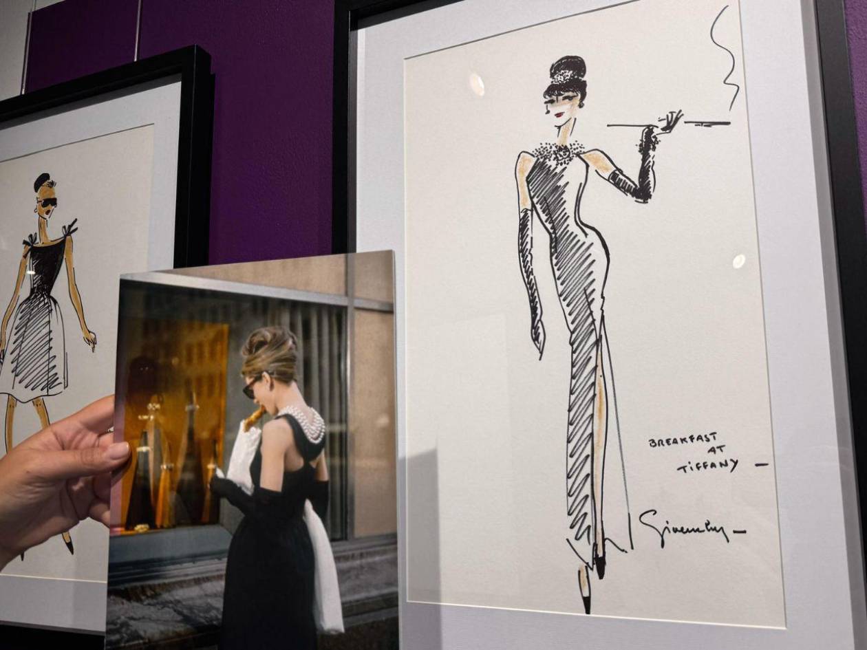 El látigo de Indiana Jones y el boceto del vestido de Hepburn a subasta