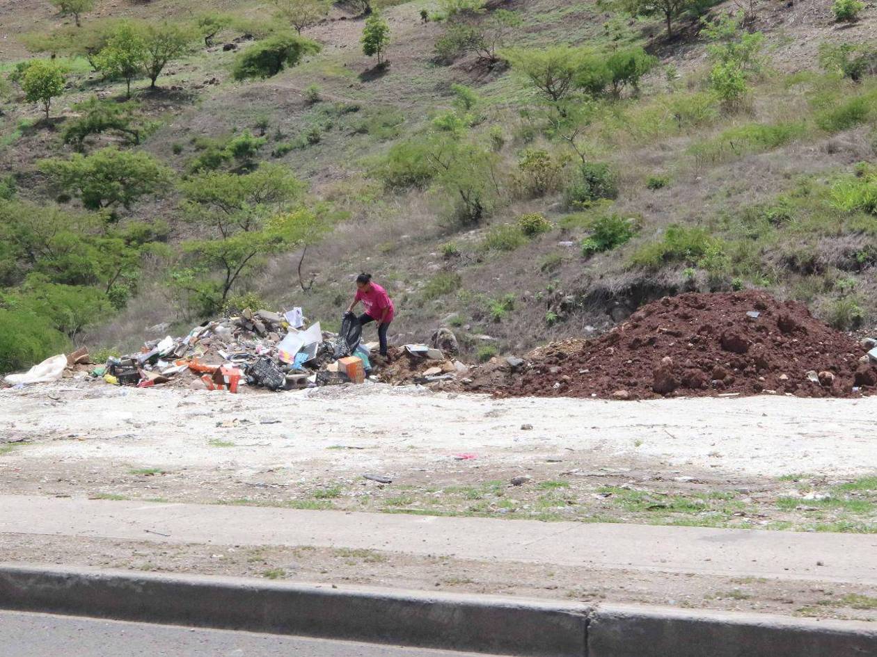 Desechos de construcción amenazan la represa Los Laureles