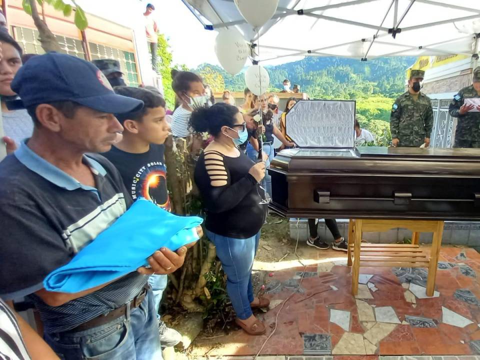 Este martes amigos y familiares de Adonis Ardón Zavala, de 18 años de edad, le dieron el último adiós. Aquí las imágenes del entierro.