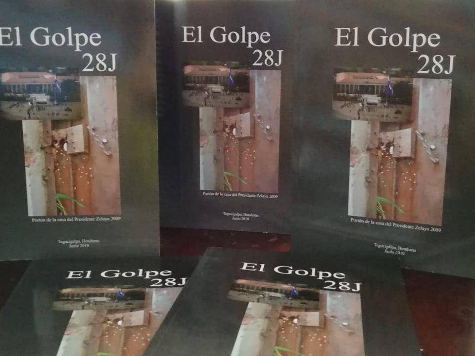 El libro El Golpe 28 J fue escrito por el expresidente Manuel Zelaya y en él narra los hechos que sucedieron el 28 de junio del 2009.
