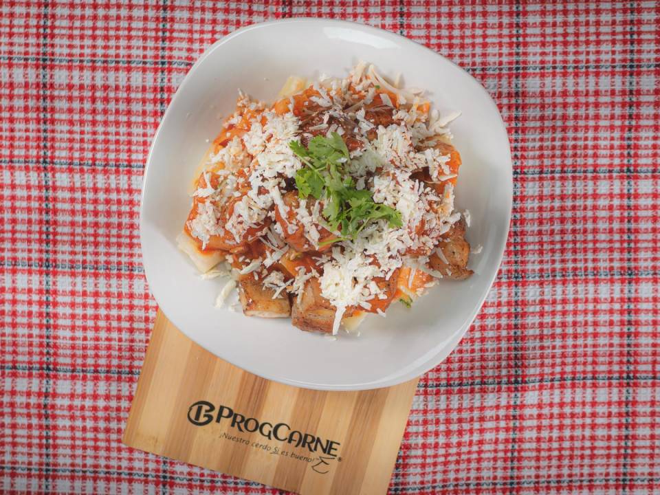 La yuca con chicharrón es un platillo ideal para cualquier tiempo de comida. Sorprende a tu familia con esta sensacional receta de Progcarne.