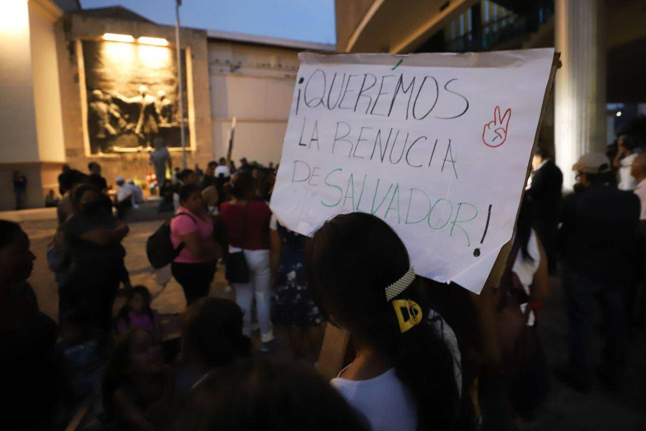 $!Simpatizantes de Salvador Nasralla acudieron al Congreso Nacional para pedir a los diputados llevar a discusión la renuncia del designado presidencial.