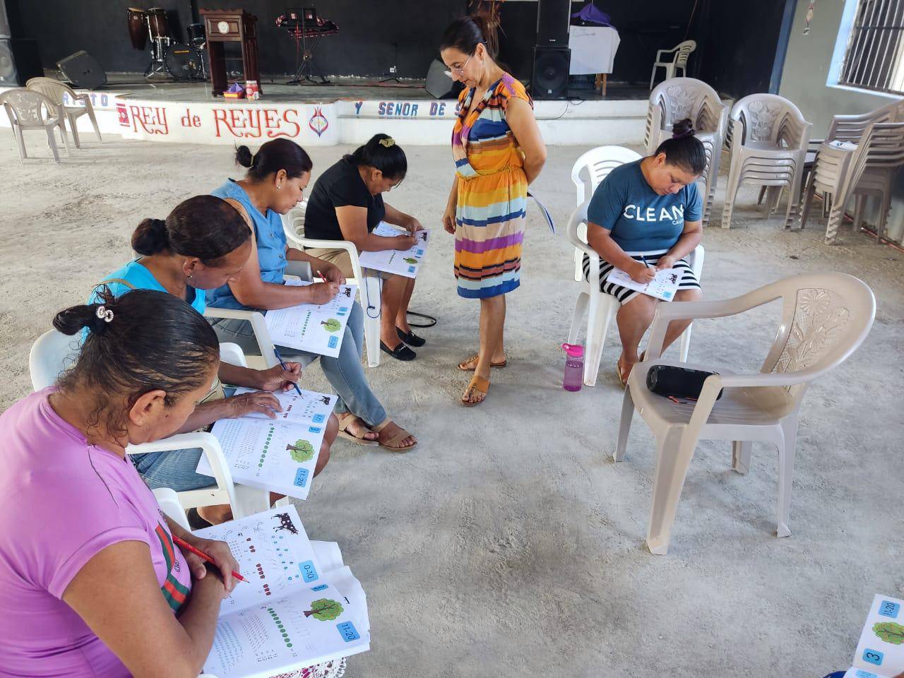 $!Los facilitadores son los encargados de enseñarles a los grupos de personas a leer y escribir con el método cubano.