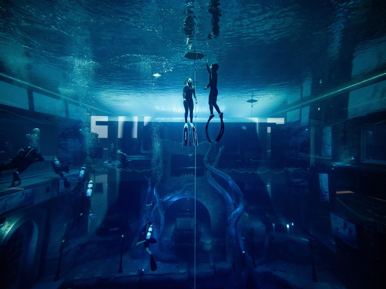 $!Buceando en la ciudad submarina de Deep Dive Dubai, que está llena con el equivalente a unas seis albercas olímpicas de agua dulce.