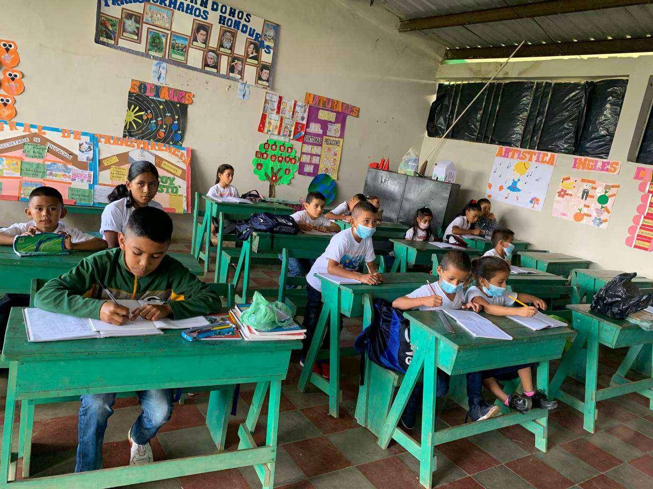 $!La única maestra en esta escuela imparte clases a niños de seis grados.