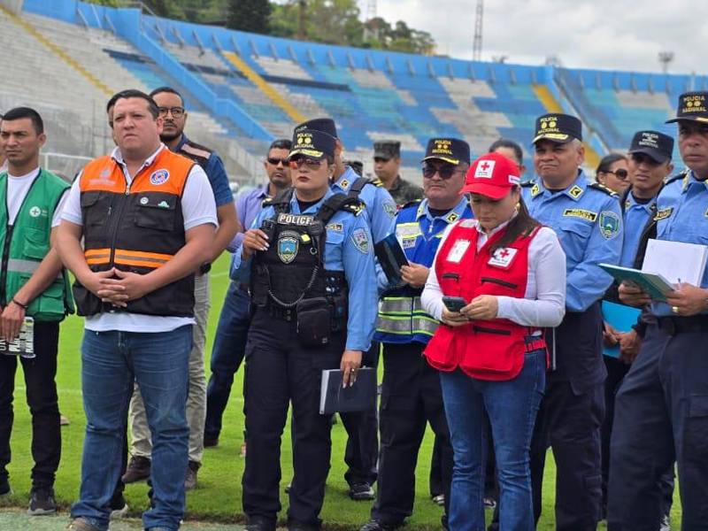 Más de 2,500 efectivos rodean el estadio con seis anillos de seguridad, mientras miles de familias disfrutan del desfile cívico en un ambiente de civismo.
