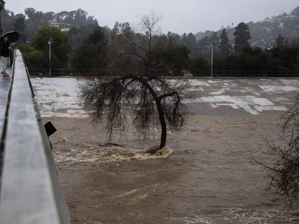 Un fenómeno llamado río atmosférico provocó inundaciones en California. El Río Los Ángeles el 5 de febrero.