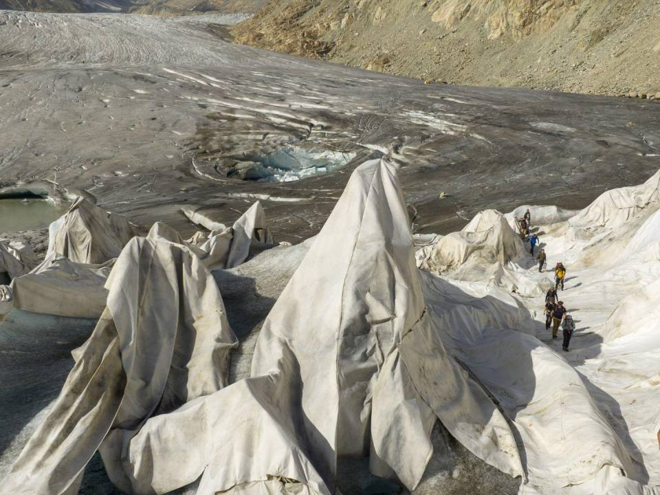 Lonas usadas en el glaciar del Ródano. El deshielo revela contaminación, volviendo negro al glaciar, atrayendo calor