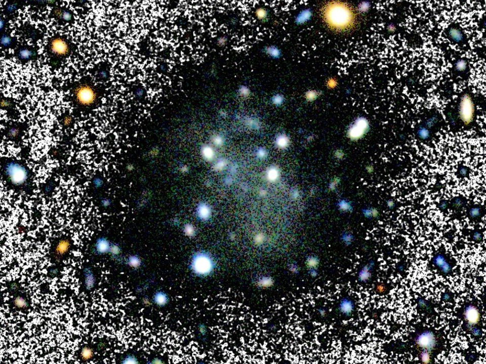Una imagen compuesta de Nube, con una versión en blanco y negro de fondo y color en primer plano.