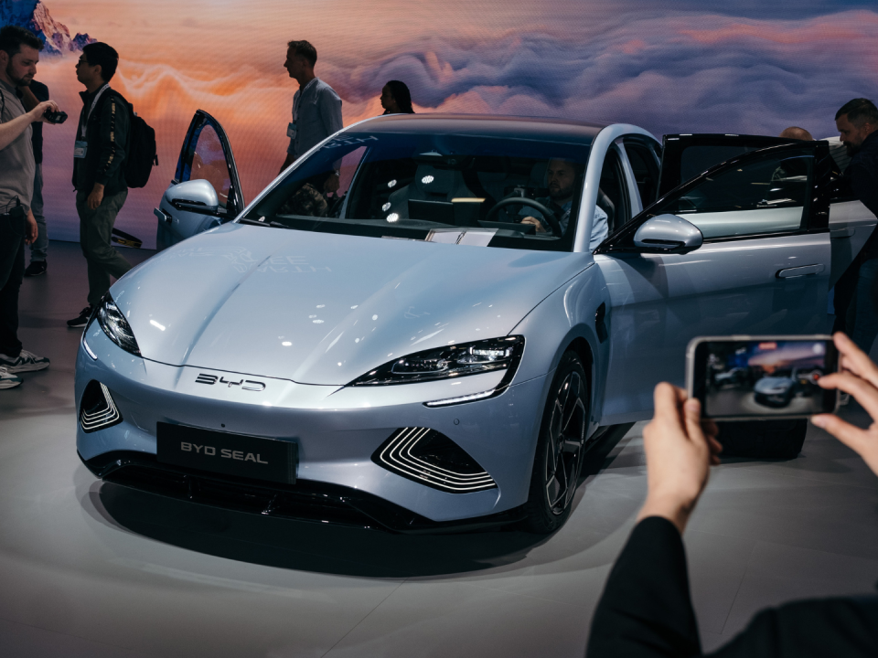 Un vehículo eléctrico BYD en un auto show en Munich el año pasado. La armadora ha superado a Tesla en ventas de VEs.