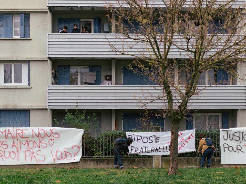 Pancartas en un barrio de inmigrantes en Romans-sur-Isère denuncian el racismo tras apuñalamientos en un baile.