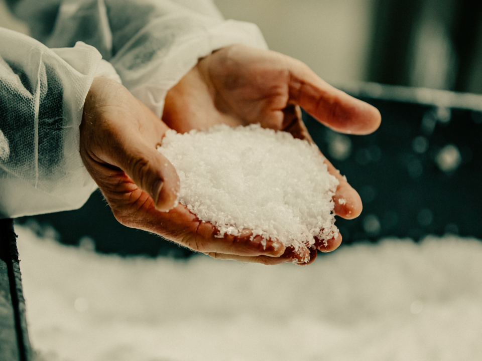Lo que distingue a la sal en escamas de otras sales marinas es su estructura cristalina piramidal. Se puede desmenuzar entre los dedos, convirtiéndola en favorita de los chefs.