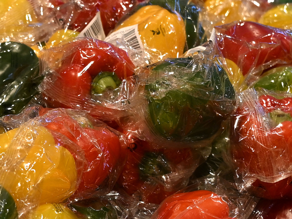 Los envases de plástico para alimentos son omnipresentes, empujando a gobiernos a tomar medidas.