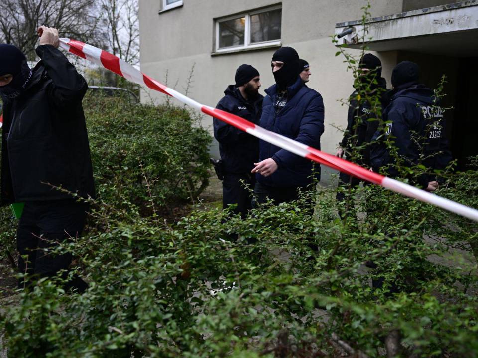 El 27 de febrero, agentes de policía regresaron al edificio de Berlín donde Daniela Klette fue arrestada un día antes.