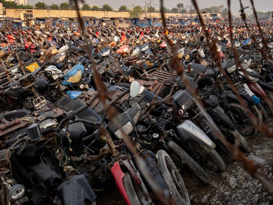 En enero, a Ho Chi Minh le faltaban 9 mil 300 metros cuadrados de espacio para guardar motos. Un corralón.