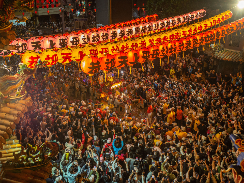 Decenas de miles de personas asisten a un evento al finalizar la peregrinación anual Dajia, en Taiwán.