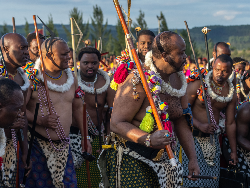 El Rey Mswati III en una ceremonia tradicional de danza de caña en Esuatini. Ha sido criticado por usar relojes caros mientras muchos de sus súbditos viven en la pobreza.
