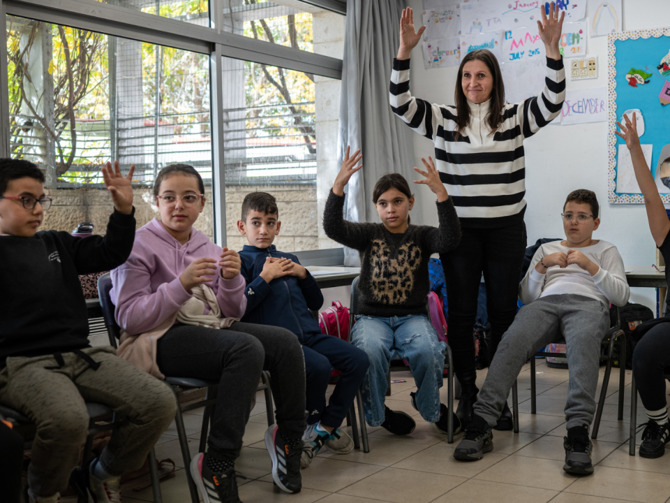 Haya Saleh, ciudadana palestina de Israel, con su clase en la escuela Max Rayne Mano a Mano en Jerusalén.