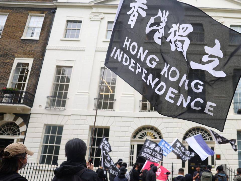 Manifestantes en Londres el 14 de mayo, después de que se acusó a tres hombres de ayudar a inteligencia de Hong Kong.