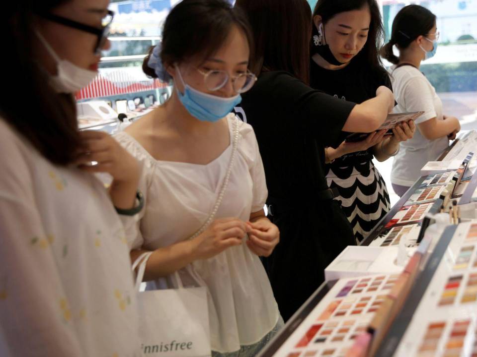 Pese a la desaceleración de la economía china, los consumidores siguen gastando en productos de belleza.