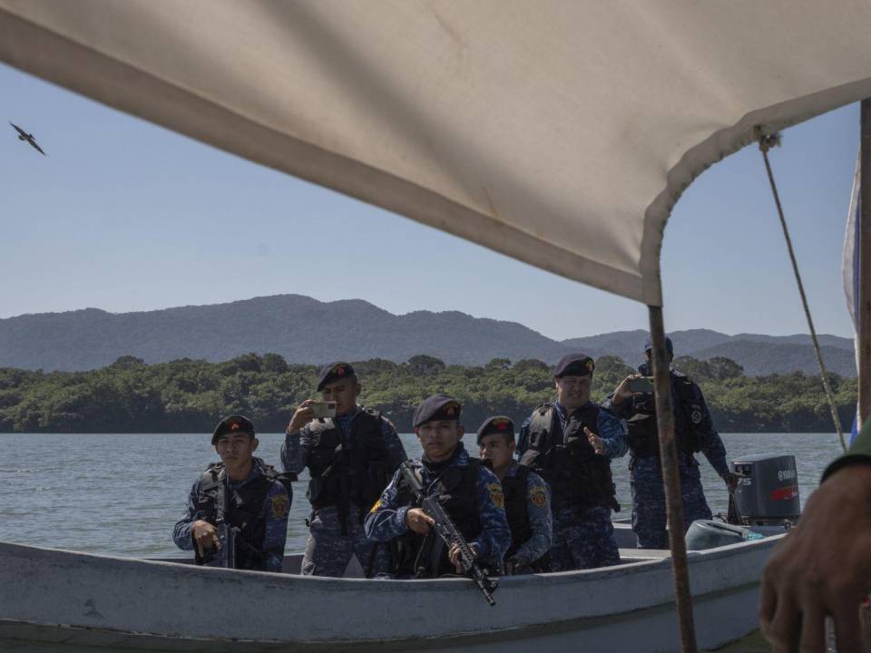 Personal militar guatemalteco (izq.) confronta a Voluntarios Territoriales Beliceños en el Río Sarstún este mes.