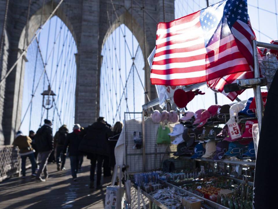 Hasta hace poco, veintenas de vendedores de souvenirs habían convertido el Puente de Brooklyn en un mol sobre el East River.