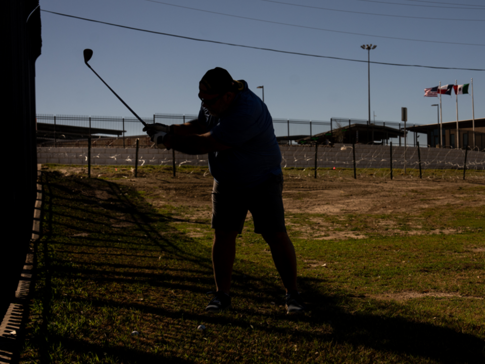 Fernando Bonilla juega en el campo de golf Eagle Pass, Texas. Hace poco hizo un tiro desde un contenedor de embarque.