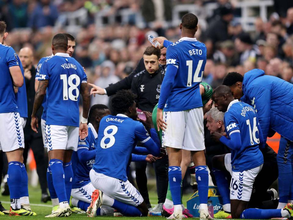 En Inglaterra, los jugadores musulmanes del Everton rompieron el ayuno en una pausa planeada en su partido de la Premier League el 2 de abril.